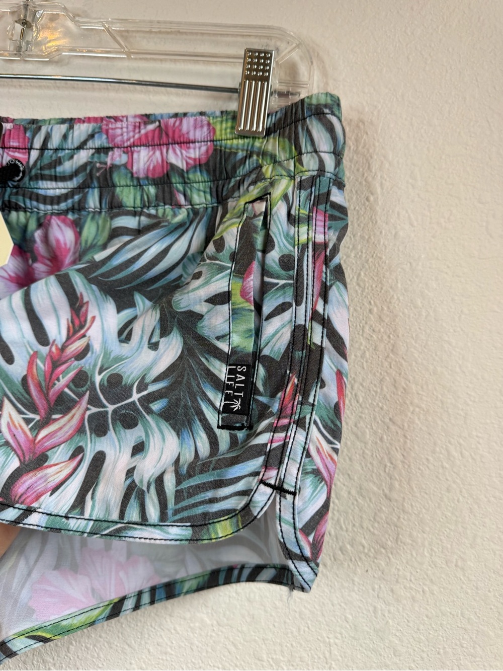 *NWT* SALT LIFE āJungle Vibes Volley Performanceā Shorts - Picture 9 of 17